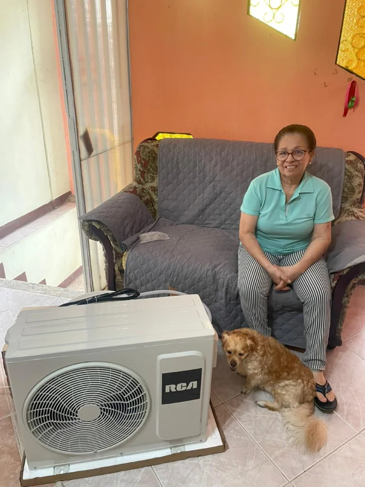 Cliente Novahogar con electrodoméstico de línea blanca