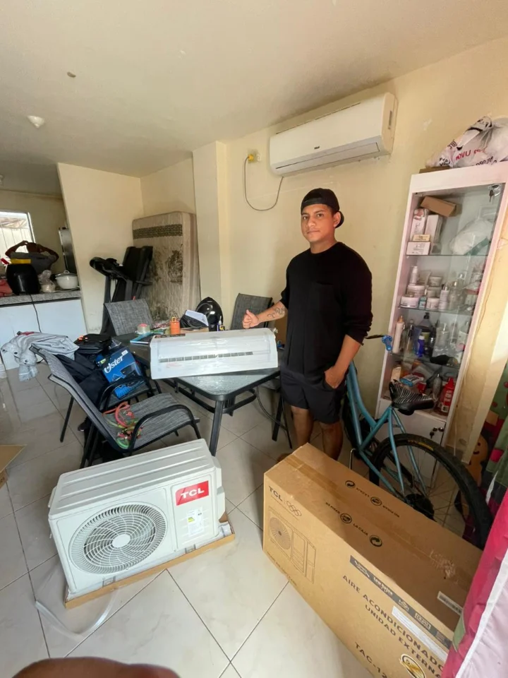 Cliente Novahogar con su nuevo electrodoméstico